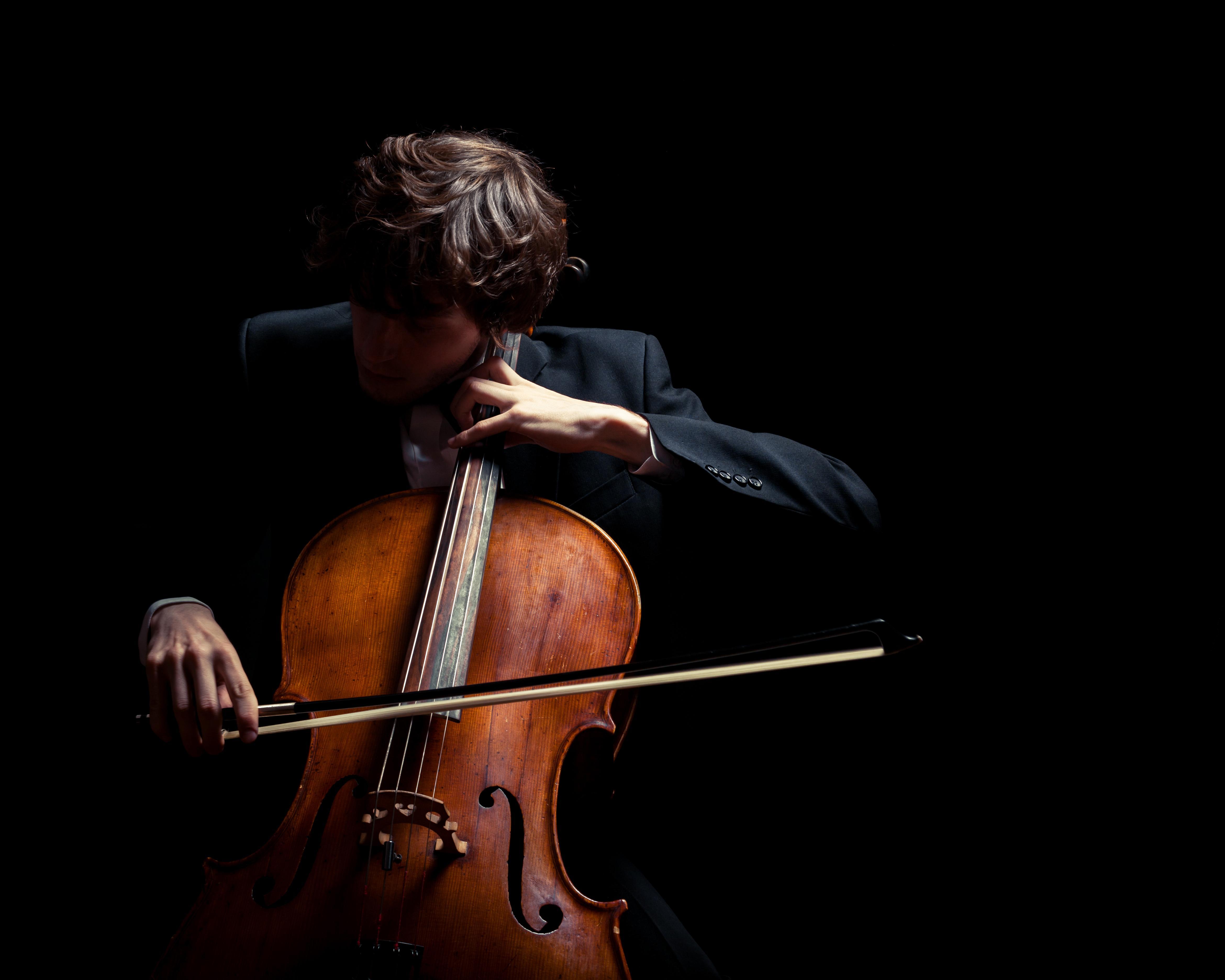 Wiener Conert-Verein Mann spielt Cello im Dunkeln