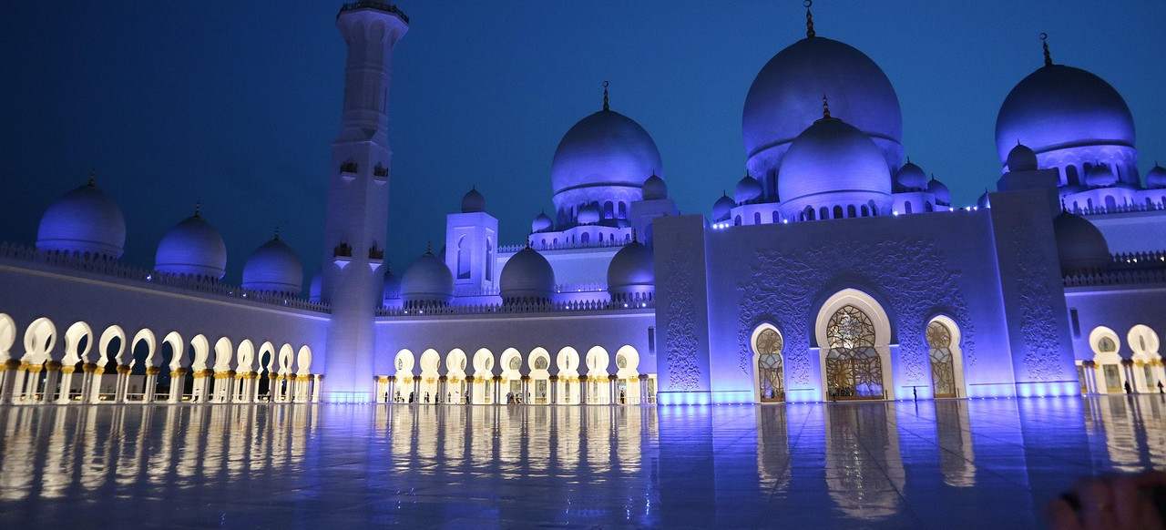 Moschee in Abu Dhabi bei Nacht