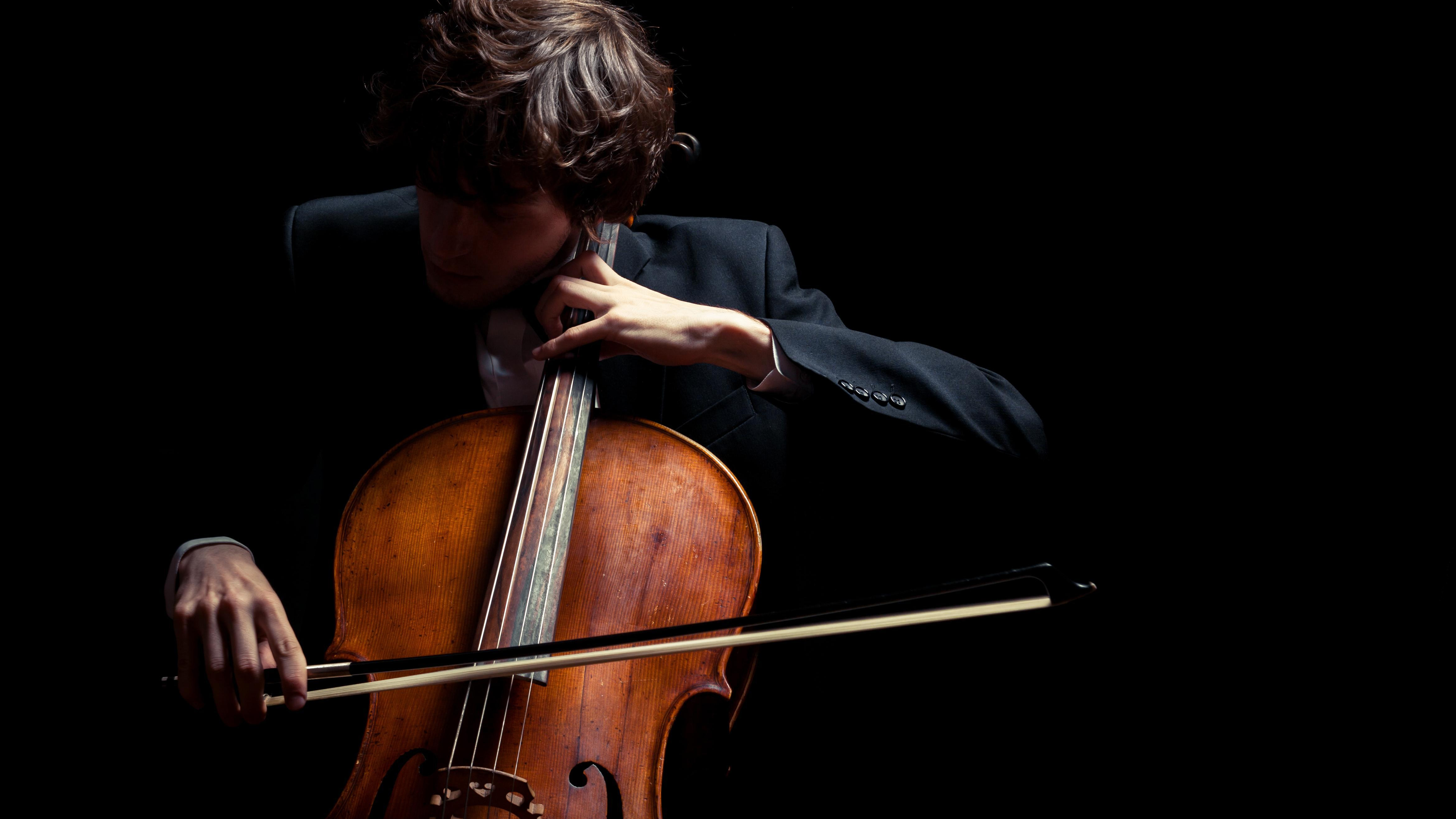 Wiener Conert-Verein Mann spielt Cello im Dunkeln